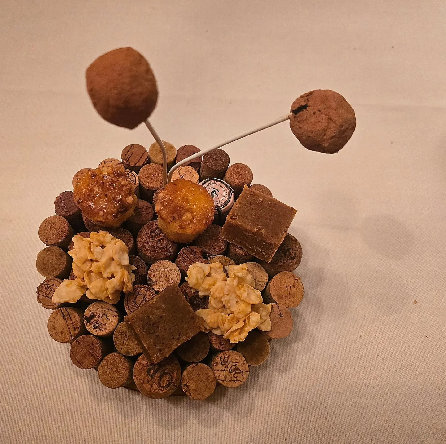 Sluit uw avond in pure elegantie af met koffie of thee en verfijnde friandises☕️ de perfecte, stijlvolle finale ne een voortreffelijk diner bij First.