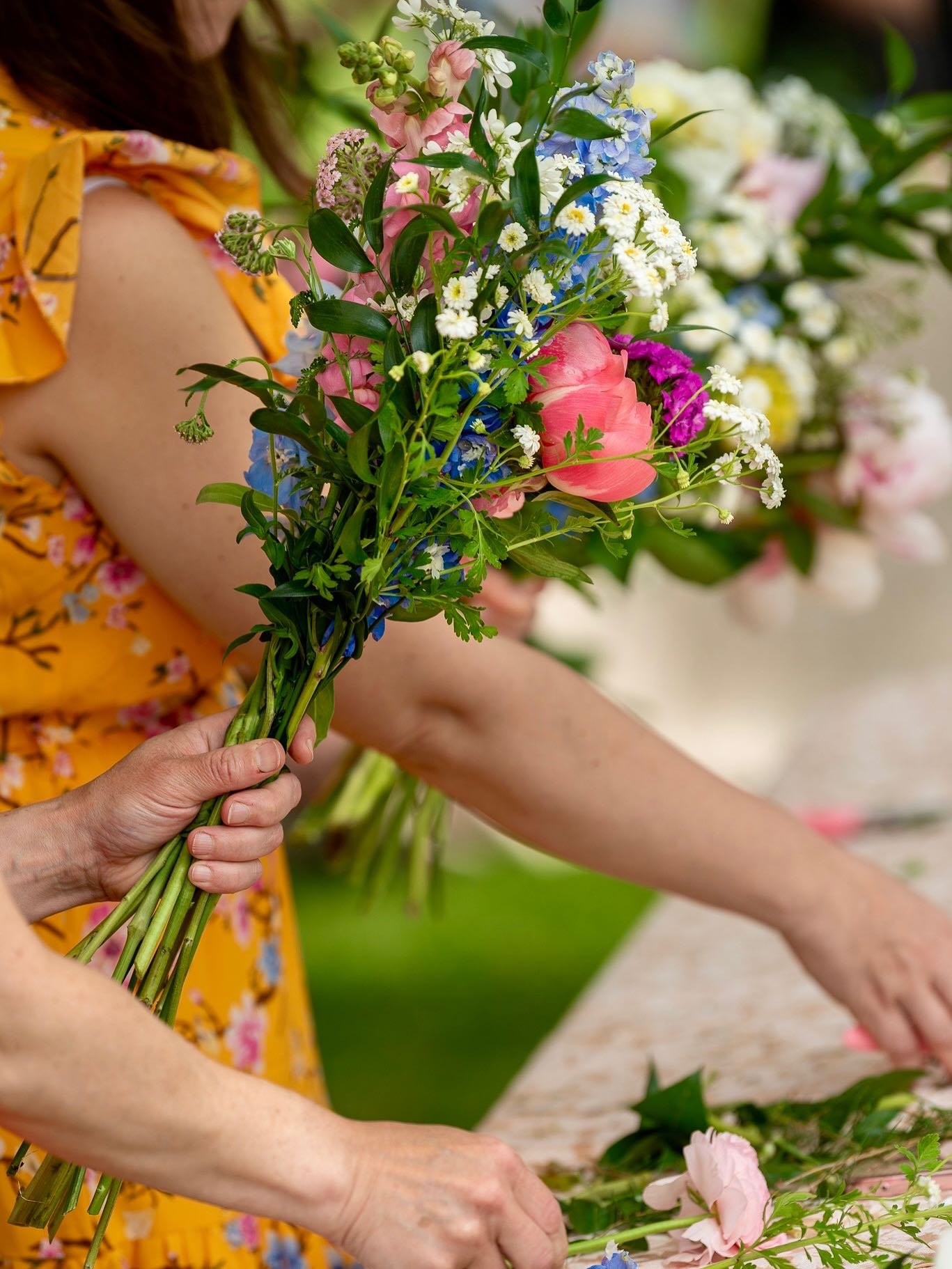 🌸 Saturday well spent at The Secret Garden Experience! From stunning bouquets to breathtaking arrangements, each design was a living piece of art 💐 Huge thanks to Tamara of @chippewablooms for leading a beautiful bouquet workshop, and to Lisa of Up