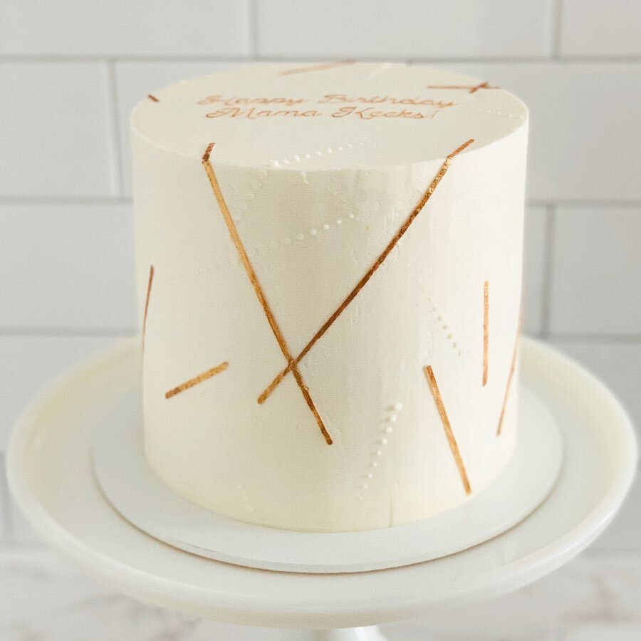 Playing with lines 📐

Inside is confetti cake, raspberry compote, and lemon buttercream!