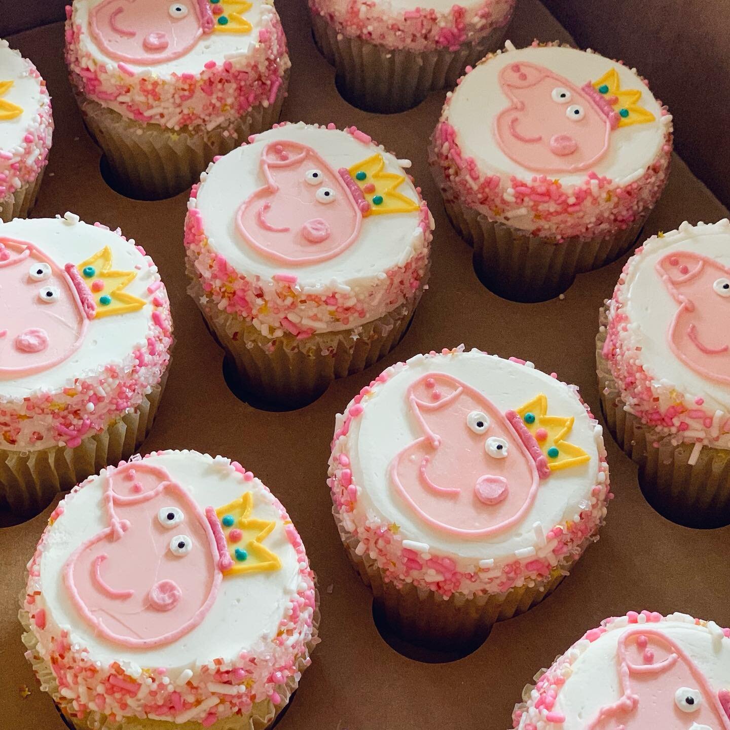 An army of Peppas! Vanilla bean cupcakes with hand drawn Peppa Pigs 👑