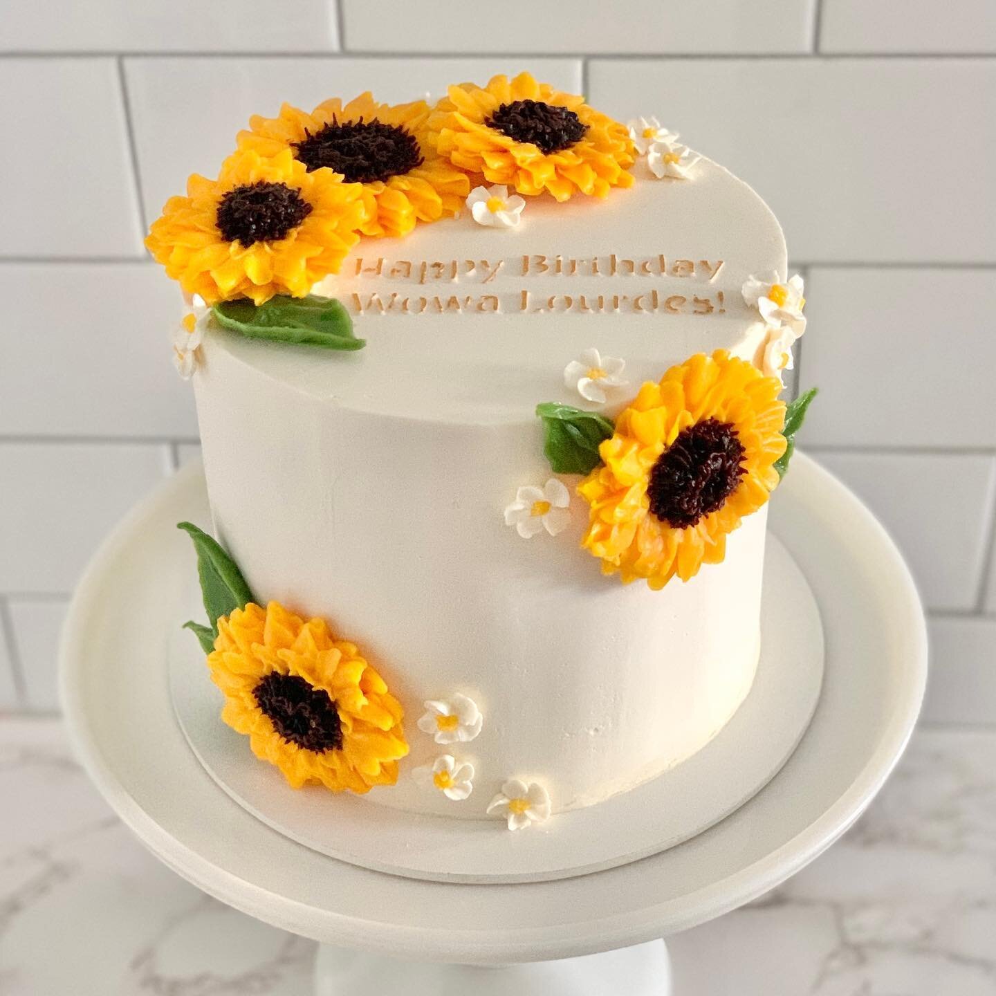A summery cake for a summery February! Chocolate cake, coffee buttercream, and handmade buttercream flowers 🌻