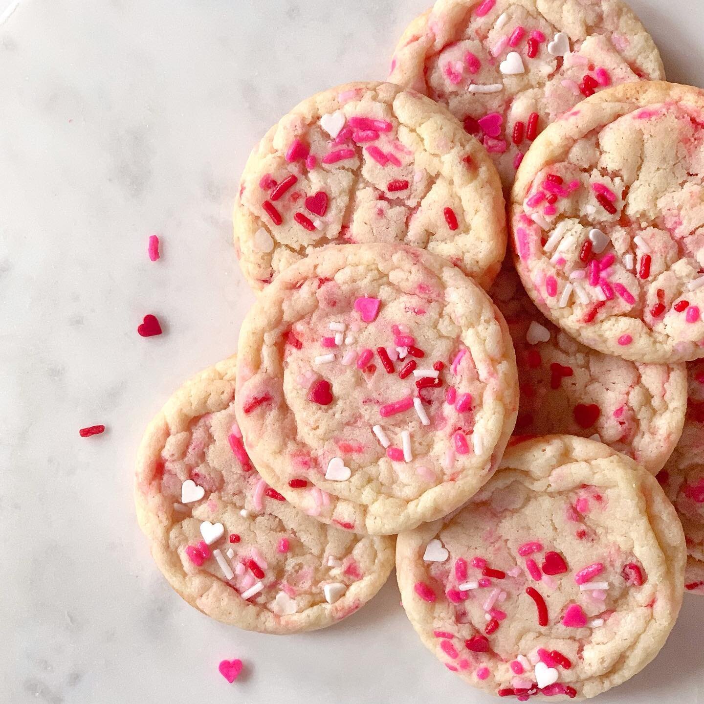 Another Valentine&rsquo;s Day treat! My favorite sugar cookie - chewy, buttery, light, with a good kick of vanilla - spruced up for the holiday!

💕Valentine&rsquo;s Confetti Cookies💕
$27/doz large | $32/2 doz mini

Available now through 2/14

Pleas