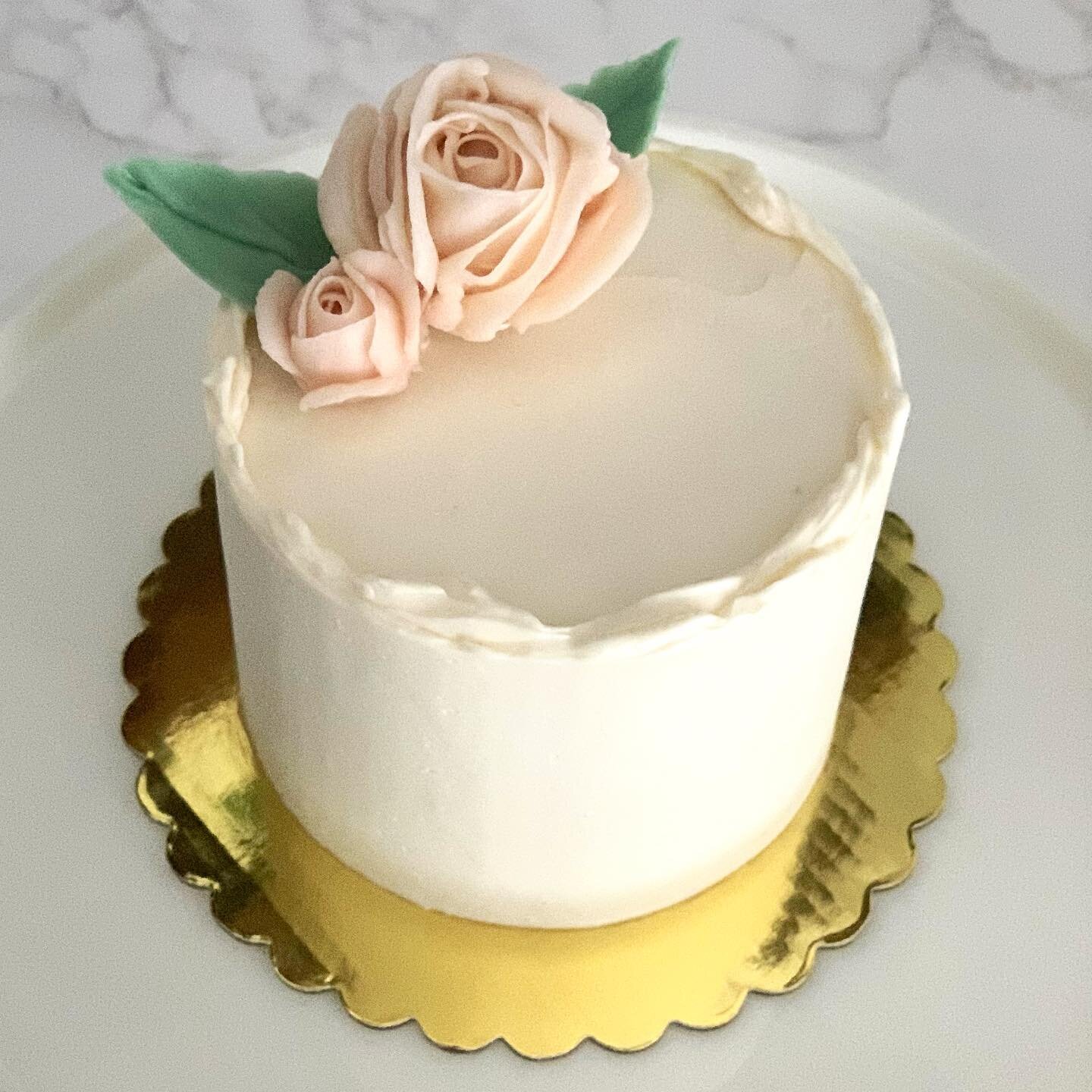 Valentine&rsquo;s Day is around the corner! Share this mini rose cake with a valentine, a galentine, or keep it all to yourself 🌹

Chocolate cake with vanilla buttercream, filled with a choice of blackberry compote or salted caramel, and topped with