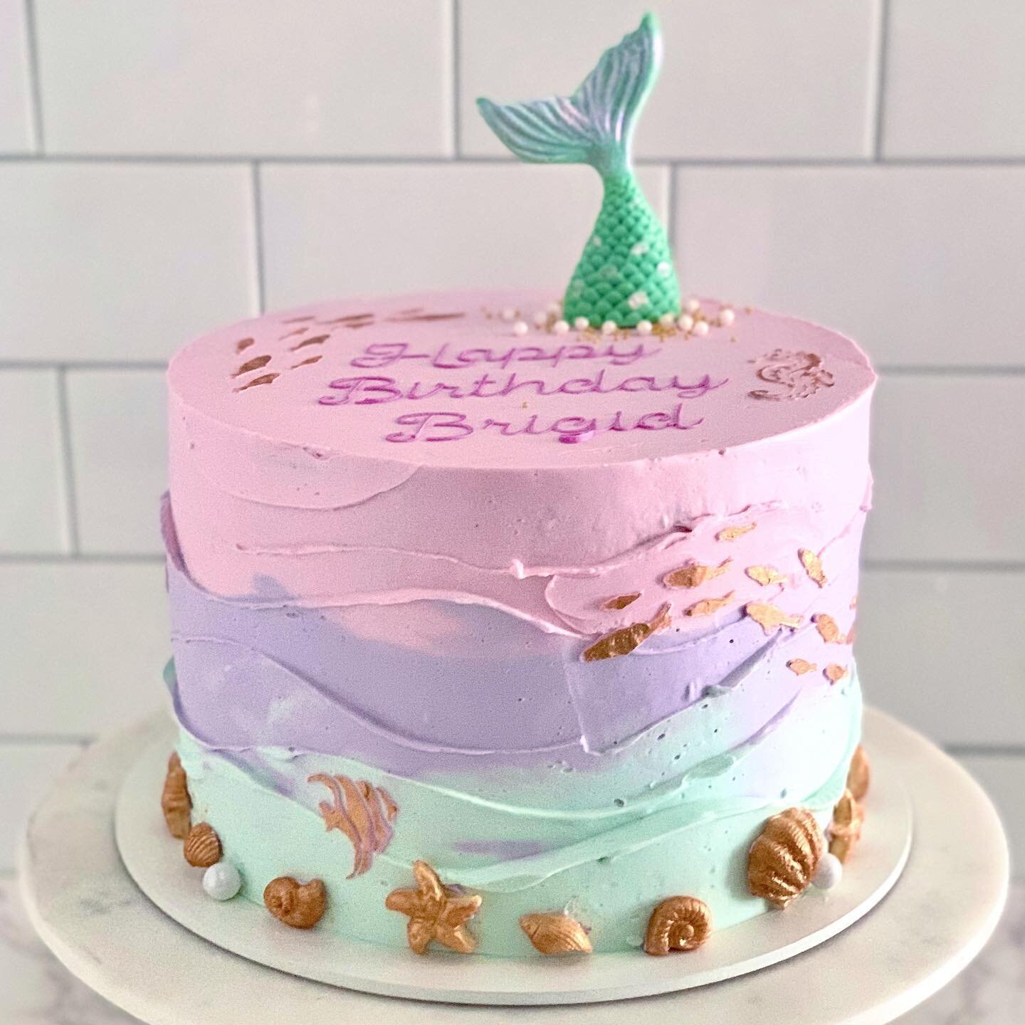 A mermaid cake for my friend&rsquo;s daughter 🧜🏼&zwj;♀️ Happy 6th Brigid!

Inside is vanilla bean cake and cookies &amp; cream buttercream