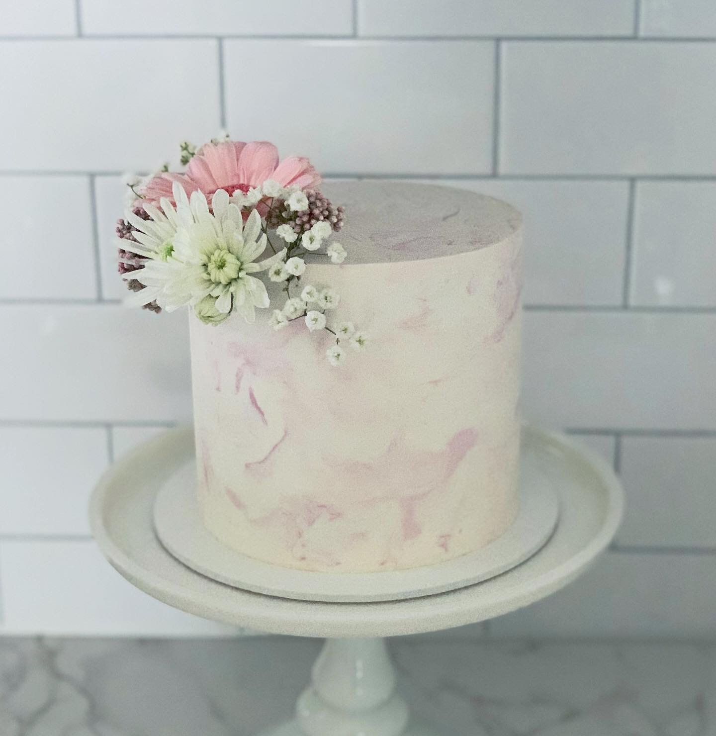 Marbled buttercream and fresh flowers for my grandmother&rsquo;s 94th birthday 🎉

Inside is lemon cake, vanilla buttercream, and lemon curd