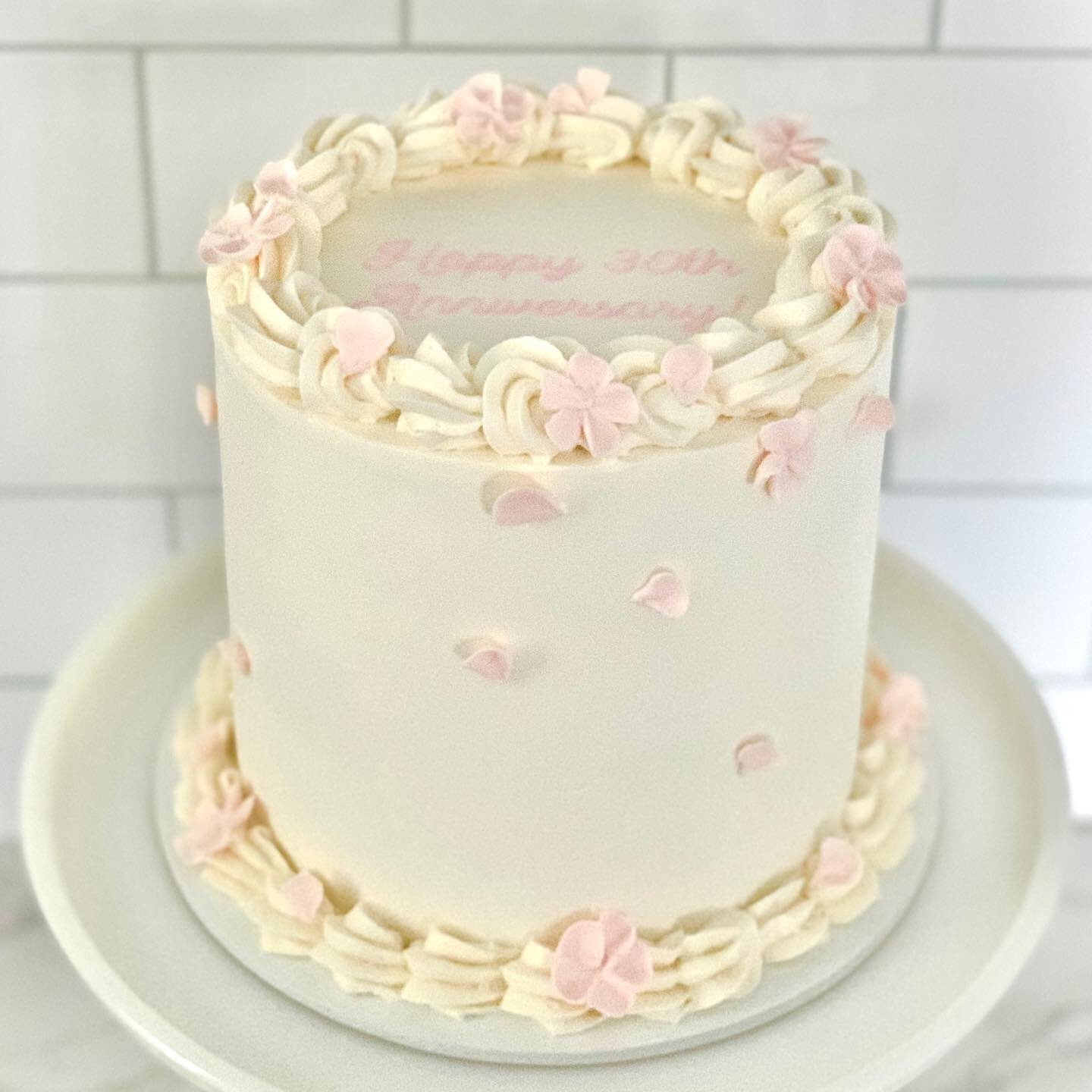 Happy 30th Anniversary! 🥂

Vanilla bean cake with chocolate ganache and buttercream flowers