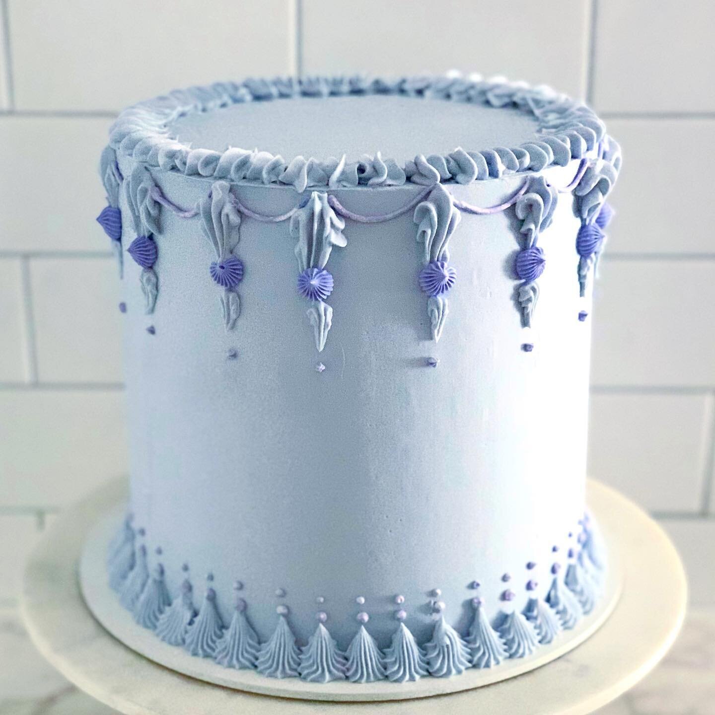 An extra tall cake for a Frozen-themed birthday ❄️

Inside is almond cake with vanilla buttercream