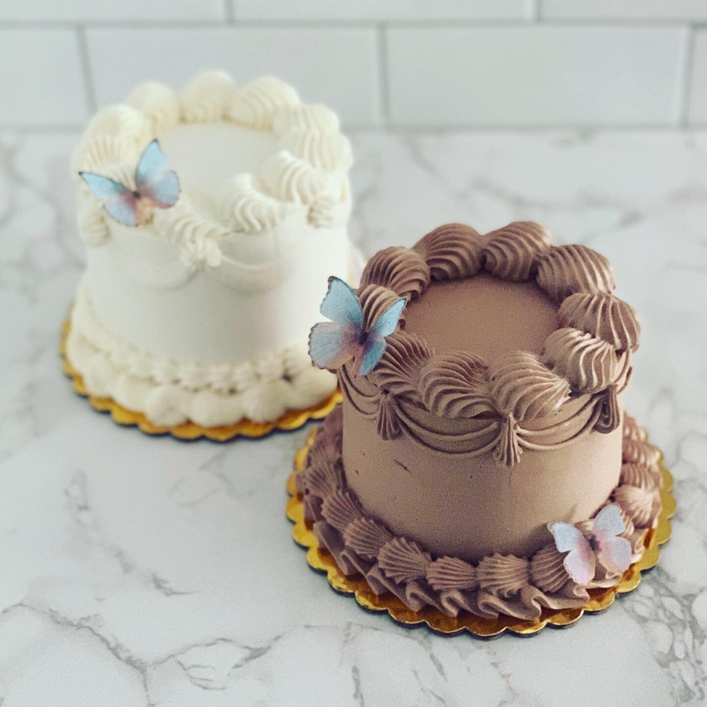 Mother&rsquo;s Day mini cakes are available for preorder! And they&rsquo;re pretty cute if I do say so myself 🦋

Flavor choices:
Lemon poppyseed cake, lemon curd, vanilla buttercream
Chocolate cake, salted dark chocolate ganache, chocolate buttercre