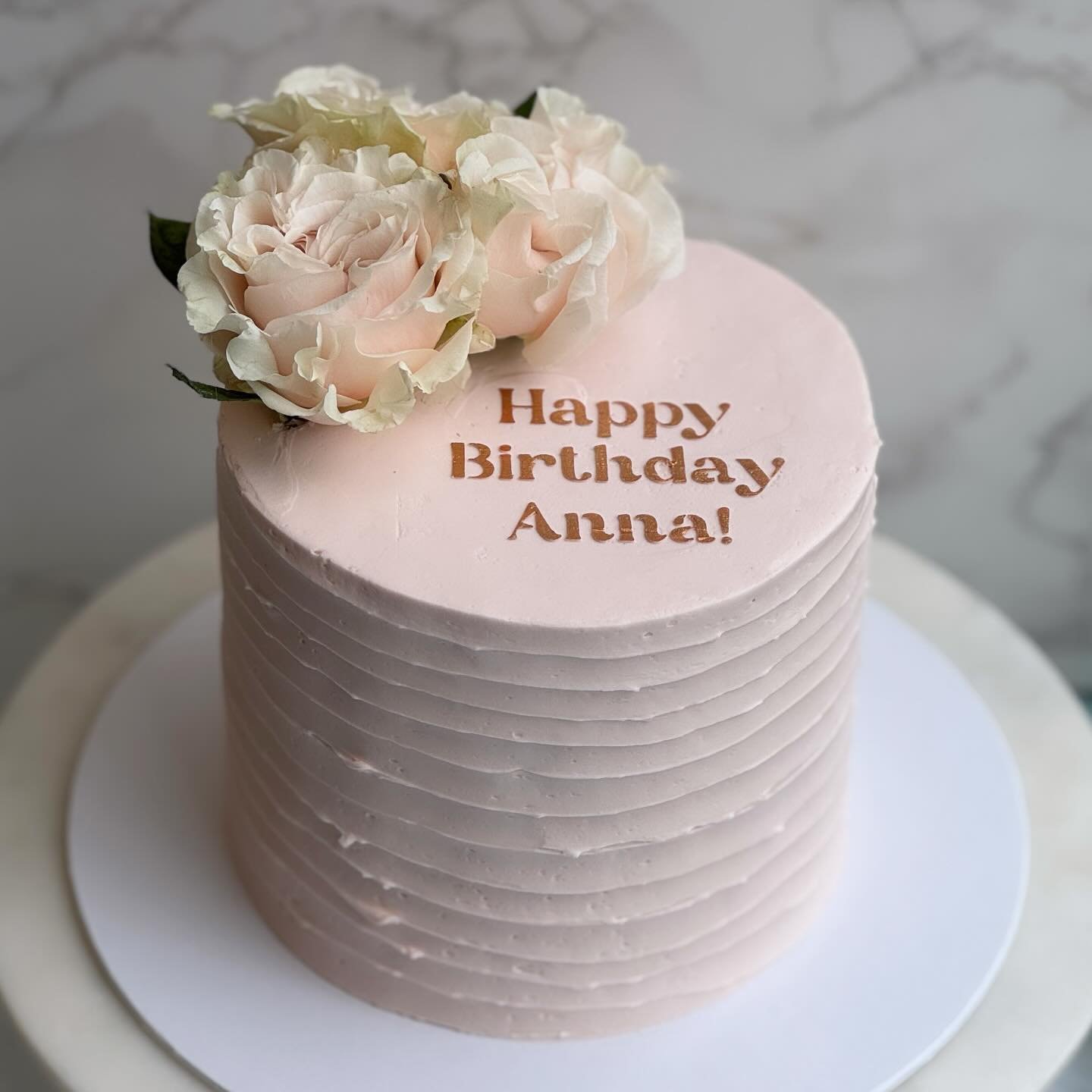 Loving all the Spring cakes lately!

Vanilla cake, raspberry buttercream, lemon curd, and fresh flowers 🌸