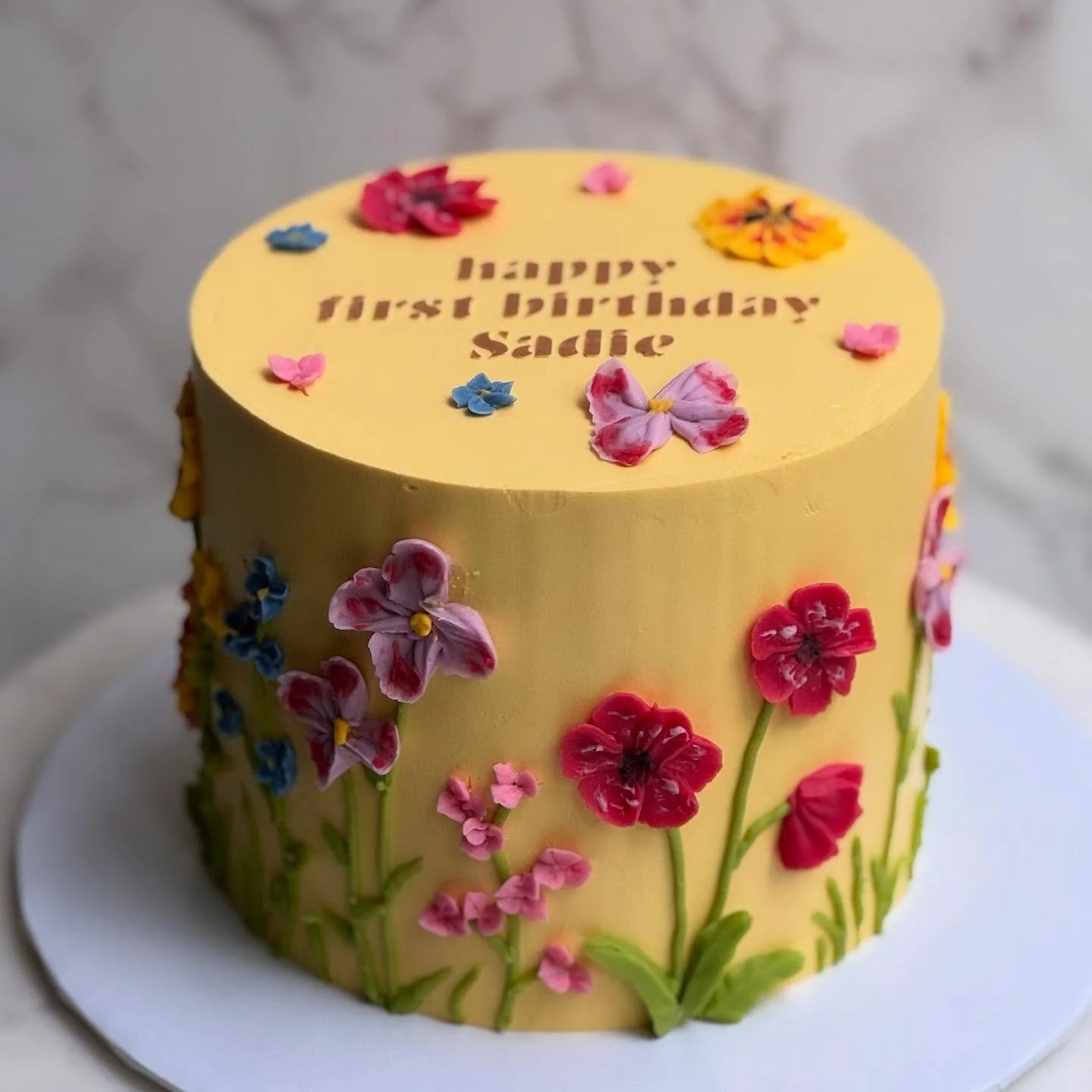 Vanilla bean cake, strawberry buttercream, and buttercream blooms 🌸