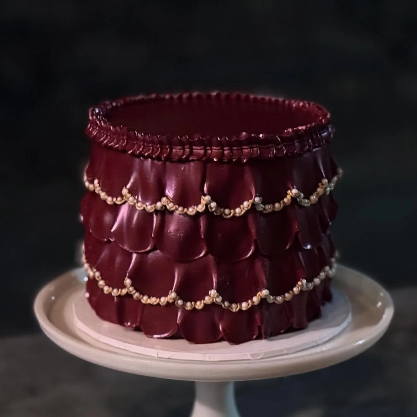 Downton Abbey dresses as cakes day 4: Mary

(Swipe to see the original)

Buttercream ruffles, sugar pearls.
