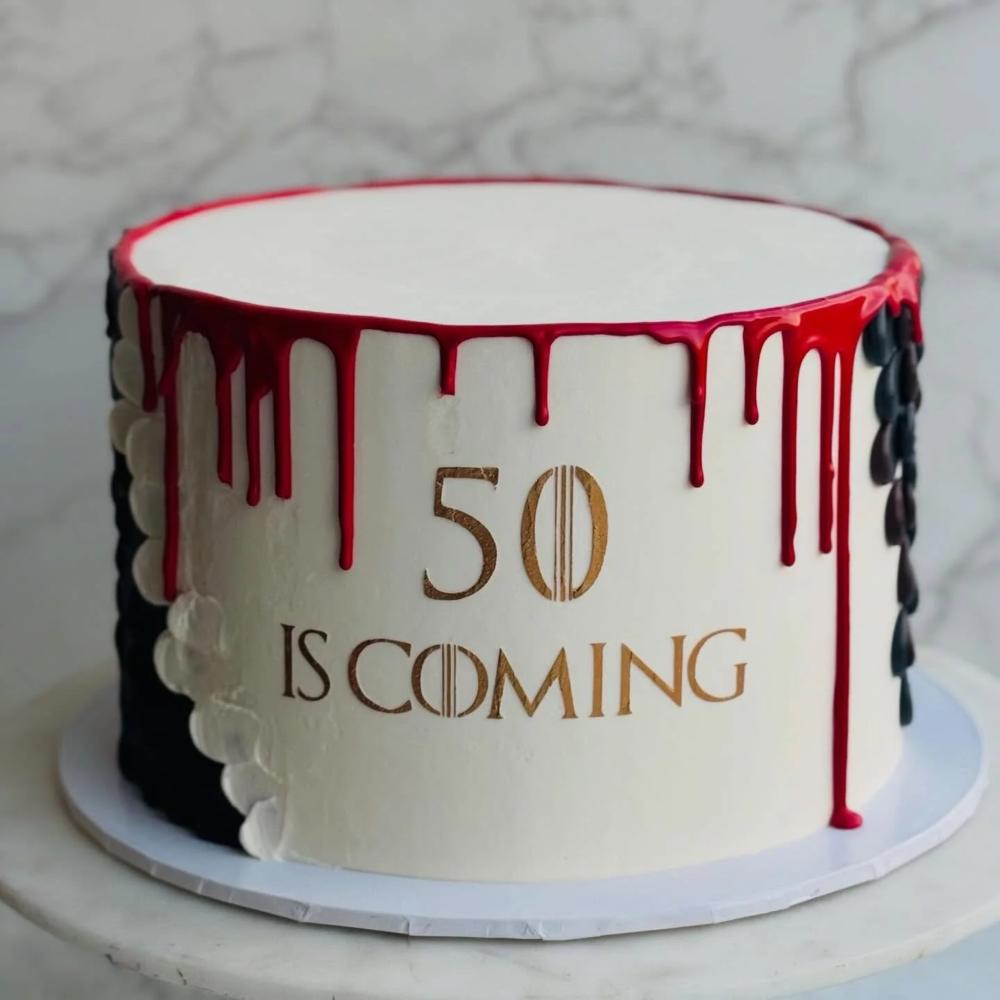 Chocolate cake, vanilla buttercream, and blackberry compote ⚔️🐉

(Swipe to see the dragon scales)