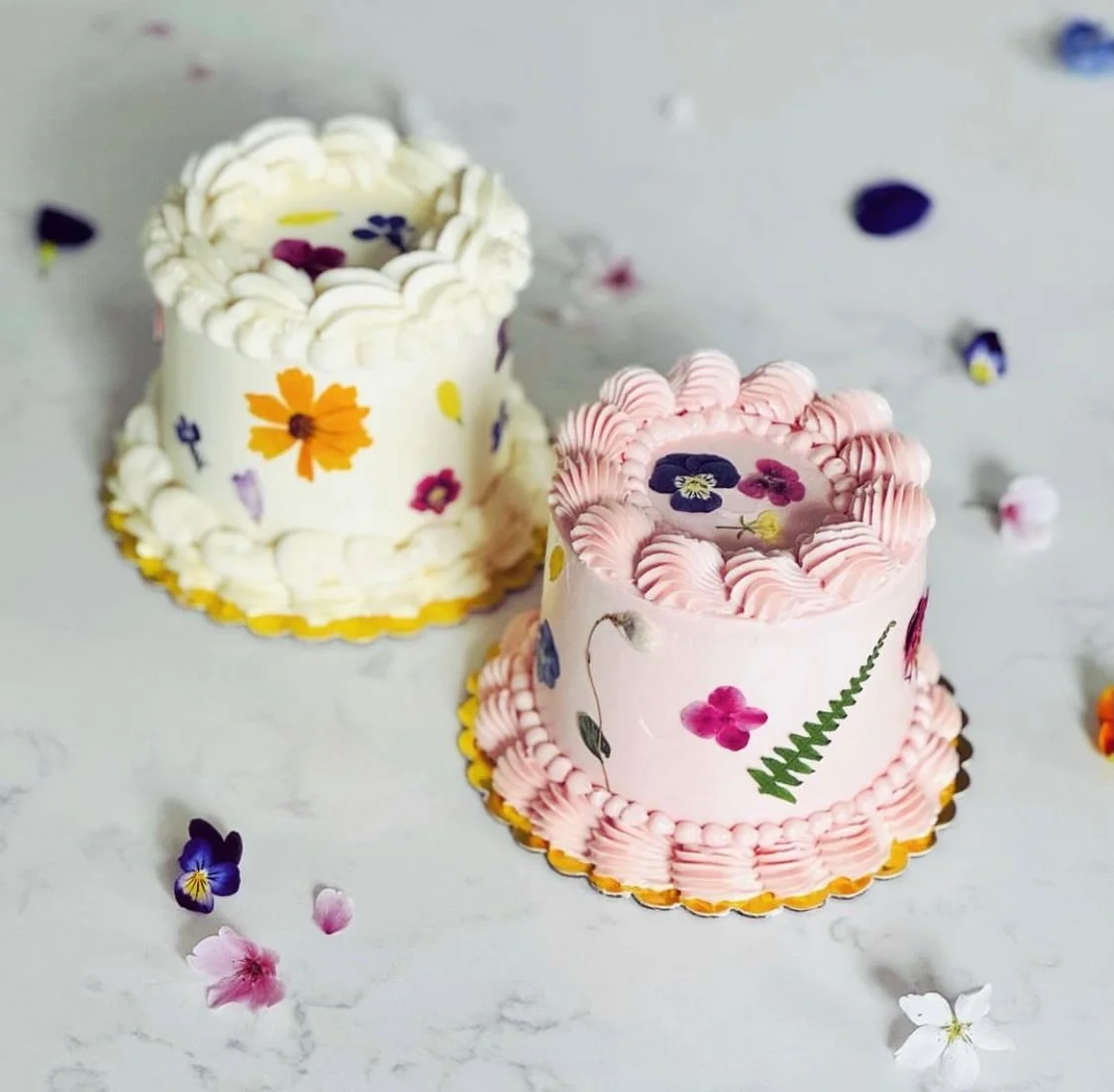 This Saturday 5/9 I&rsquo;ll be at Wildly Floral Co. with these cuties! Preorder at the link in profile to reserve 🌸 

White chocolate guava: vanilla bean cake, white chocolate buttercream, guava preserves

French chocolate: chocolate cake, French c
