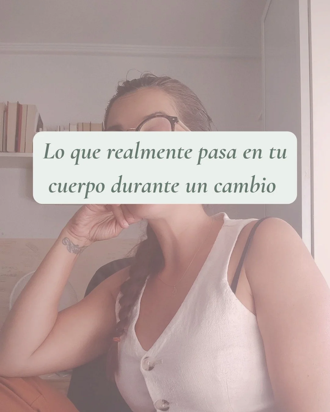 Lo que realmente pasa en tu cuerpo durante un cambio
Cuando atraviesas un cambio, tu cuerpo lo vive como &ldquo;amenaza&rdquo;:
⚡ Suben cortisol y adrenalina &rarr; estr&eacute;s, tensi&oacute;n.
⚡ Tu mente divaga m&aacute;s &rarr; indecisi&oacute;n,