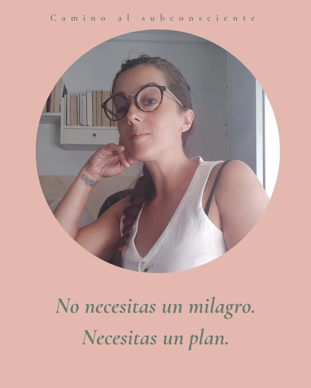 A veces no es falta de fuerza.
Es falta de direcci&oacute;n.

No necesitas gritar m&aacute;s fuerte a la vida, ni repetir frases motivadoras que suenan huecas cuando te sientes vac&iacute;a.
Lo que de verdad necesitas es un plan que te devuelva el se
