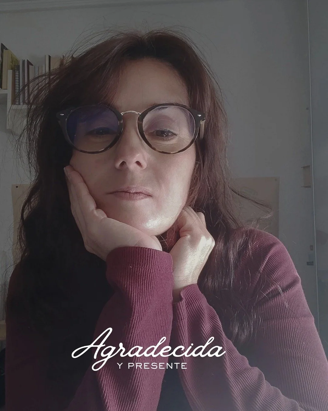 No hay que sentirse agradecida todo el tiempo.
A veces, el verdadero agradecimiento
es solo dejar de luchar con lo que fue.

Agradecer no significa justificar ni forzar optimismo.

Significa mirar atr&aacute;s con calma,
sin exigir que todo tuviera s