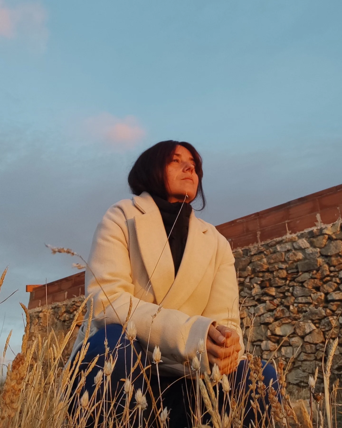 No todos los finales duelen.
Algunos solo piden silencio.

Cerrar un ciclo no siempre es despedirse,
a veces es decirle gracias a lo que ya no necesitas sostener.

Este mes, no corras hacia lo nuevo.
Si&eacute;ntate con lo que termina.
Respira.

En e