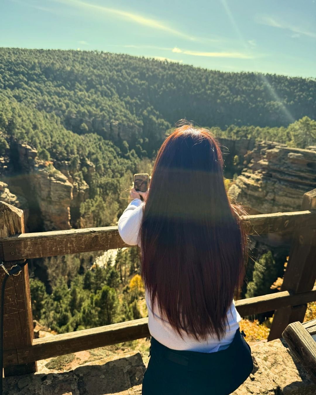 Cada a&ntilde;o trae una direcci&oacute;n,
pero no siempre sabemos nombrarla.

A veces la claridad no llega como un plan,
llega como una sola palabra
que te coloca frente a tu verdad.

Una palabra que te ordena.
Que te limpia el ruido.
Que te recuerd