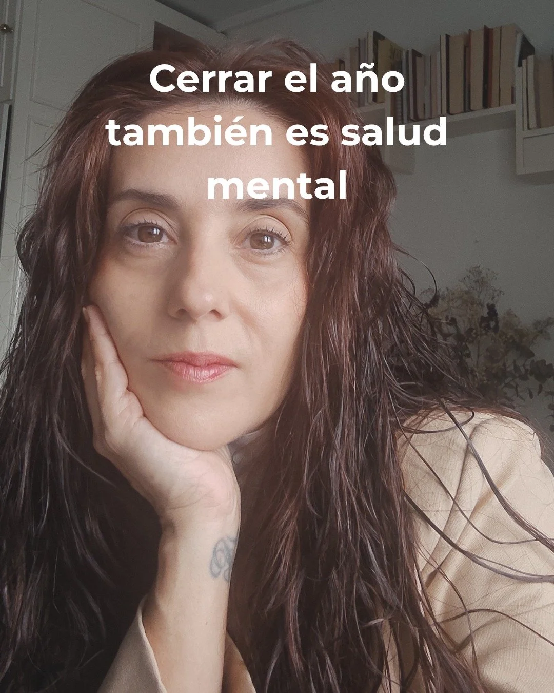 Cerrar un a&ntilde;o no es hacer una lista de logros.
Cerrar un ciclo significa integrar experiencias para liberar carga mental y emocional.

Cuando no lo hacemos:
la mente sigue rumiando lo no resuelto
aumenta la fatiga emocional
tomamos decisiones 