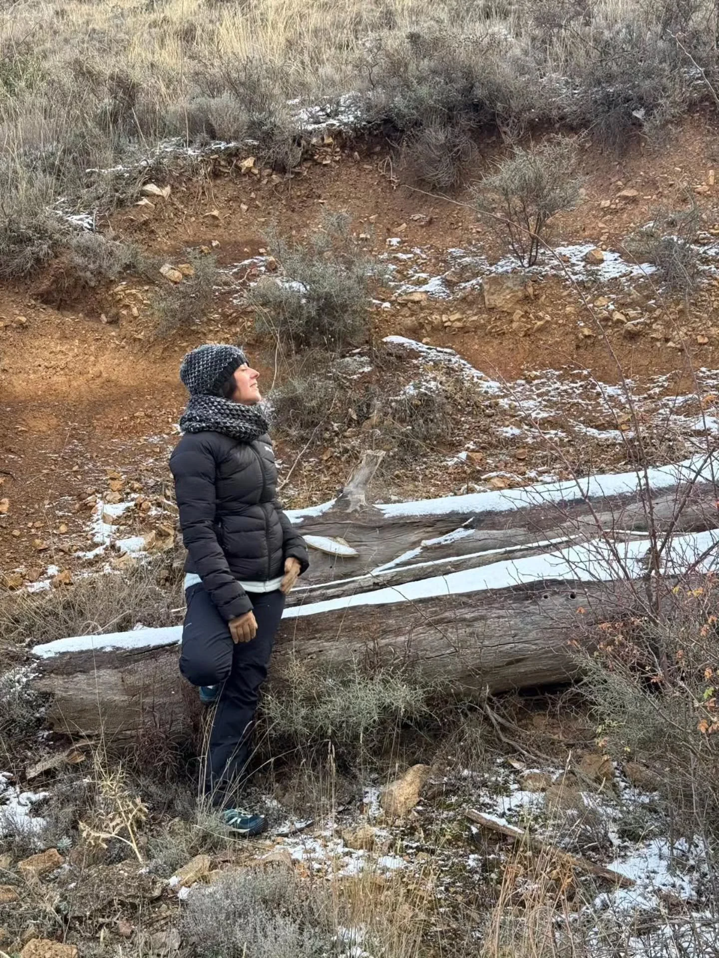 Quiz&aacute; hoy tu plan sea quedarte en casa,
cenar algo sencillo
y dejar que una pel&iacute;cula te acompa&ntilde;e en silencio.
Quiz&aacute; tengas mil planes
y aun as&iacute; el cuerpo te pida sof&aacute;, pausa y calma.
Quiz&aacute; no tengas ni