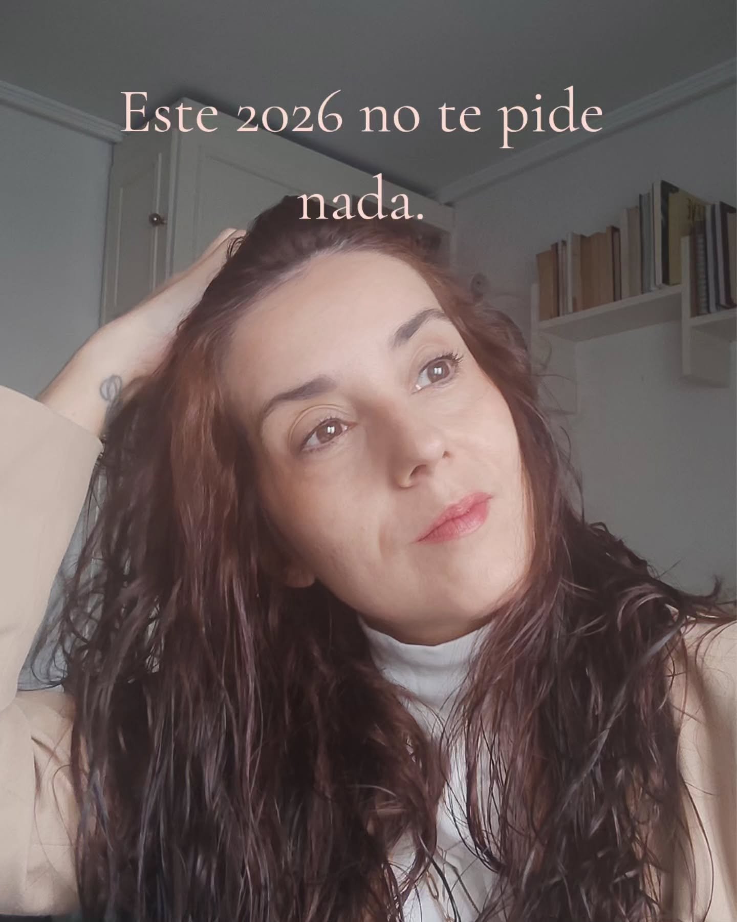Enero suele llenarse de mensajes que dicen
&ldquo;este a&ntilde;o te pide ser m&aacute;s&hellip;&rdquo;.
Yo creo que no.
Creo que la vida no pide m&aacute;s esfuerzo,
pide menos desconexi&oacute;n.
M&aacute;s coherencia entre lo que piensas, sientes,
