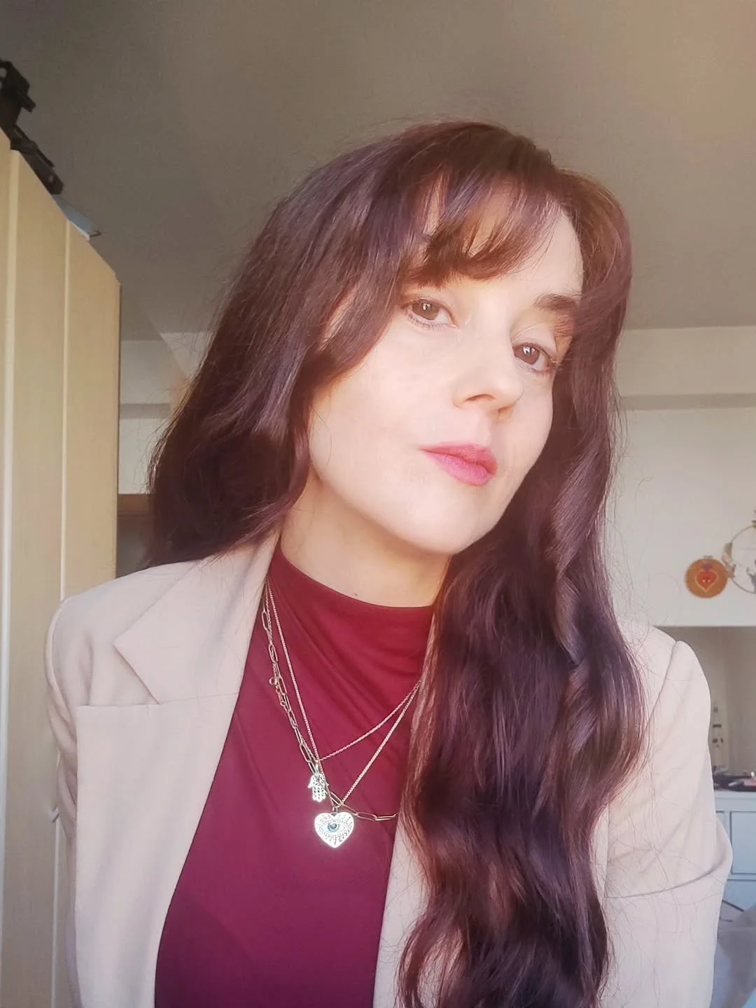 Hoy he soplado mis 42 velas.
Llego aqu&iacute; habiendo soltado muchas cosas.
He soltado creencias que durante a&ntilde;os tuvieron una funci&oacute;n, pero que hoy ya no quiero &mdash;o quiz&aacute; ya no necesito&mdash;.
He soltado personas,
y pers