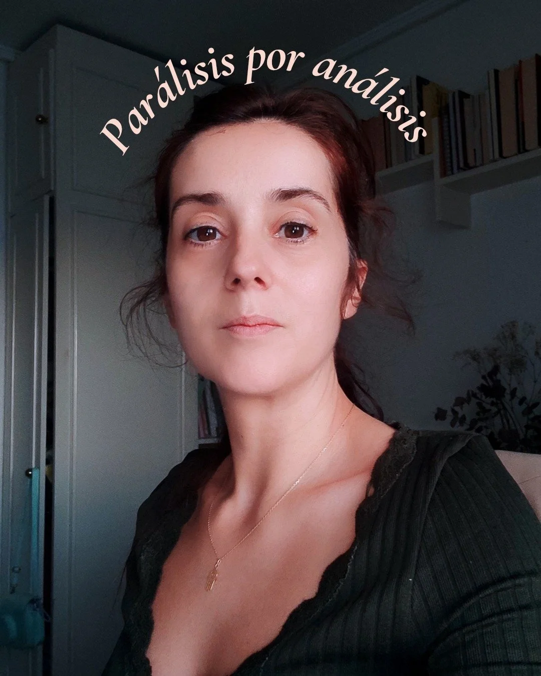 Hay un momento en el que pensar deja de ayudar
y empieza a bloquear.

No porque reflexionar est&eacute; mal,
sino porque seguir d&aacute;ndole vueltas
se convierte en una forma de no elegir.

Muchas personas llegan a finales de enero as&iacute;:
con 