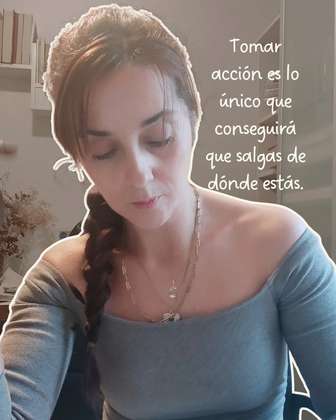 Hay un punto del proceso personal
en el que ya no est&aacute;s confundida.

Te has observado.
Te has entendido.
Has tomado conciencia.

Y aun as&iacute;&hellip; sigues igual.

No porque no sepas.
Sino porque entender no es decidir.

Decidir implica s