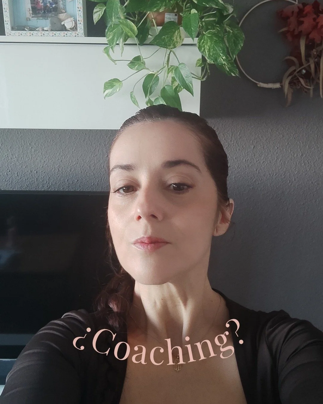 Muchas personas creen que una sesi&oacute;n 1:1
es solo hablar de lo que te pasa.

Y no.

En una sesi&oacute;n de claridad y coherencia no buscamos desahogarte,
buscamos ordenar.

Ordenar lo que piensas.
Poner nombre a lo que sientes.
Detectar d&oacu