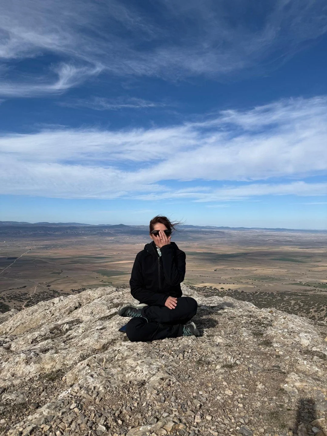 He estado pensando en estos &uacute;ltimos meses.

No en lo que he conseguido.
No en lo que deber&iacute;a haber hecho mejor.
Sino en lo que ahora entiendo de m&iacute; que antes no ve&iacute;a con tanta claridad.

Este trimestre me ha mostrado d&oac