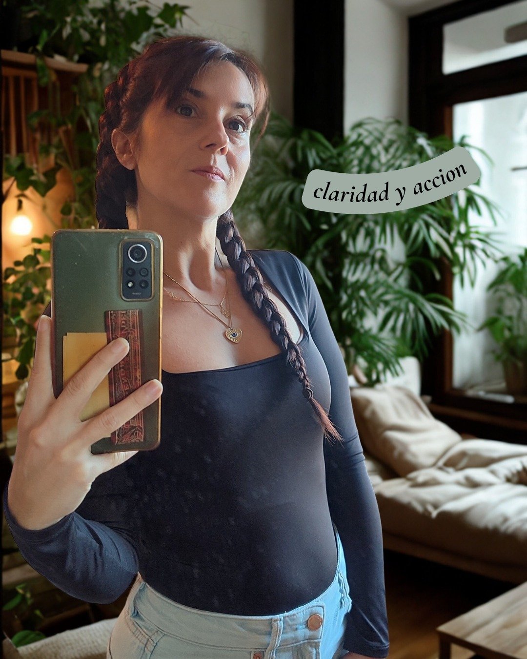 Hay algo que casi nunca se explica
y genera mucha frustraci&oacute;n:

tener claridad no garantiza avanzar.

Puedes saber lo que quieres,
entenderte mejor que nunca
y aun as&iacute; quedarte bloqueada.

No porque no seas capaz.
Sino porque la clarida