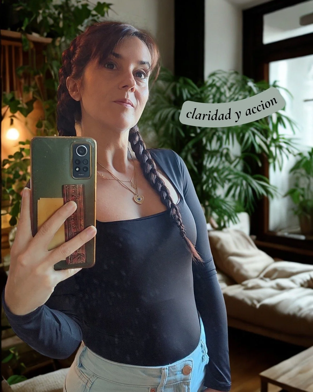 Hay algo que casi nunca se explica
y genera mucha frustraci&oacute;n:

tener claridad no garantiza avanzar.

Puedes saber lo que quieres,
entenderte mejor que nunca
y aun as&iacute; quedarte bloqueada.

No porque no seas capaz.
Sino porque la clarida