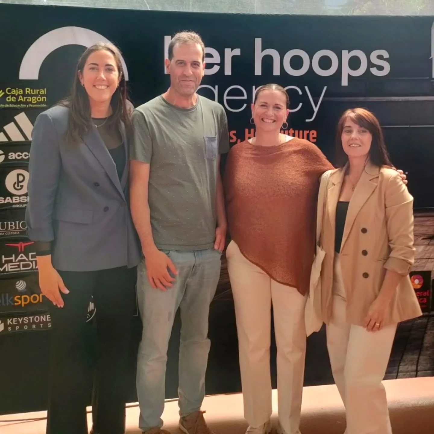 Ayer tuve el placer de acompa&ntilde;ar a @herhoopsagency en su presentaci&oacute;n, y sal&iacute; con una sensaci&oacute;n muy clara: cuando un proyecto nace desde la esencia, se nota.

Emprender no es solo crear algo hacia fuera, es dejar partes de