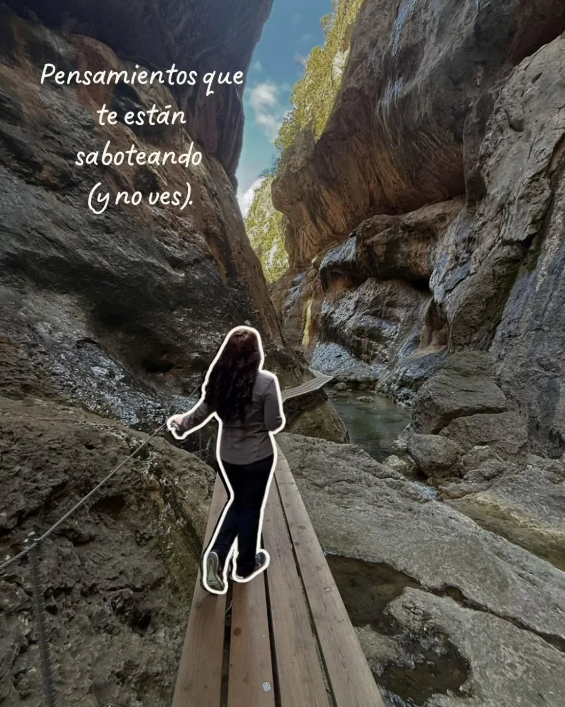 Uno de los pensamientos que m&aacute;s frena decisiones importantes es este:

&ldquo;Ya lo pensar&eacute; mejor cuando tenga m&aacute;s claro lo que quiero.&rdquo;

Suena responsable.

Suena l&oacute;gico.

Pero muchas veces es una trampa.

Porque lo