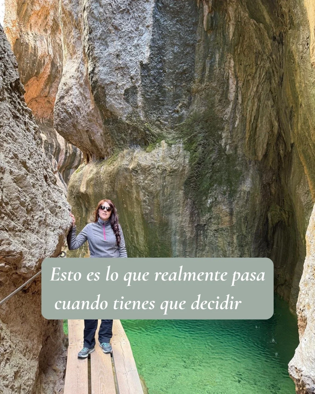 Esto es lo que realmente pasa cuando tienes que tomar una decisi&oacute;n importante:
No te falta informaci&oacute;n.
Te sobra.
No te faltan opciones.
Te falta elegir una.
Y eso es lo que m&aacute;s cuesta.
Porque elegir no es solo avanzar.
Es renunc