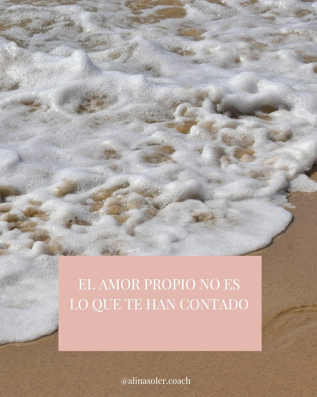 Nos vendieron un amor propio impecable.

Seguro.
Constante.
Luminoso.
Perfectamente gestionado.

Y muchas mujeres se sienten fallando&hellip;
porque siguen siendo humanas.

El amor propio real no siempre brilla.

A veces llora.
Duda.
Descansa.
Se rec