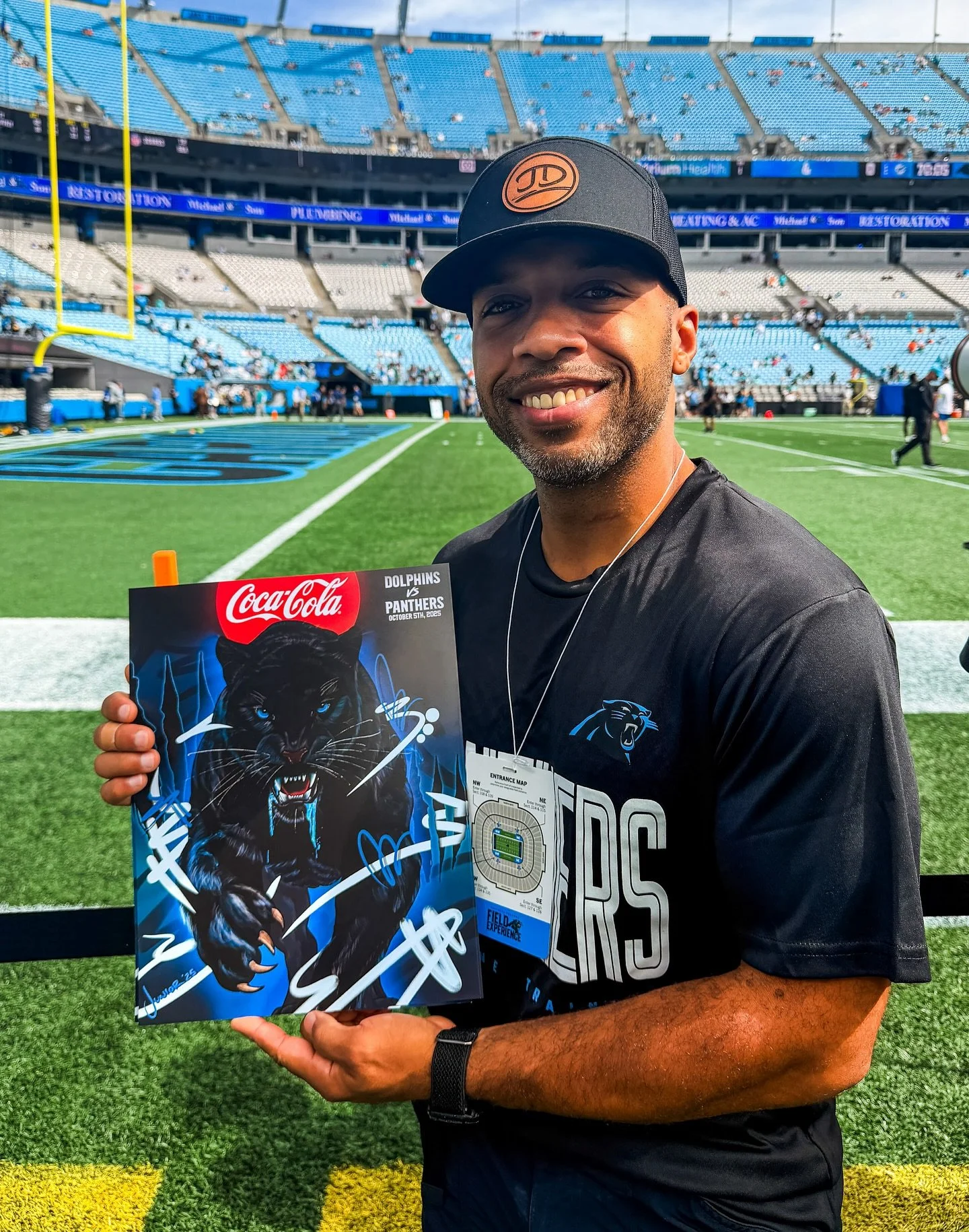Recently, Charlotte artist @juniordesigns_  was introduced to the Carolina @panthers through ArtPop&rsquo;s Artist Referral Service to create a stadium giveaway poster for their October 5th game. Check out slide 2 to see the poster come to life! 

&l