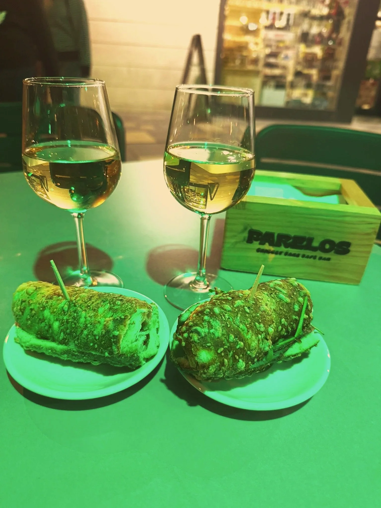 Vinos y cervezas servidos en Parelos en el centro de Tudela.