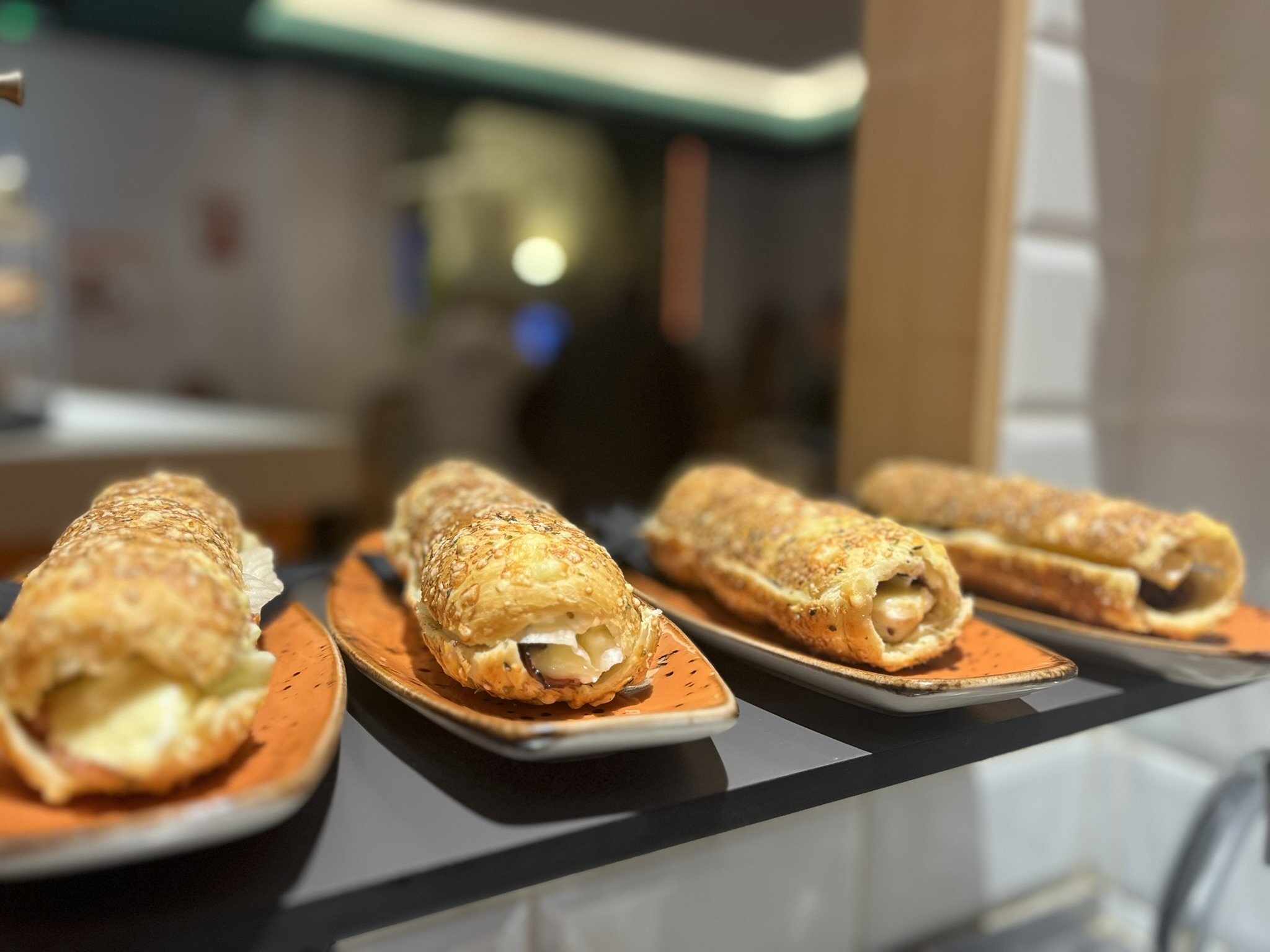 Bocadillos calientes con pan recién hecho en Parelos, perfectos para cena o take away.