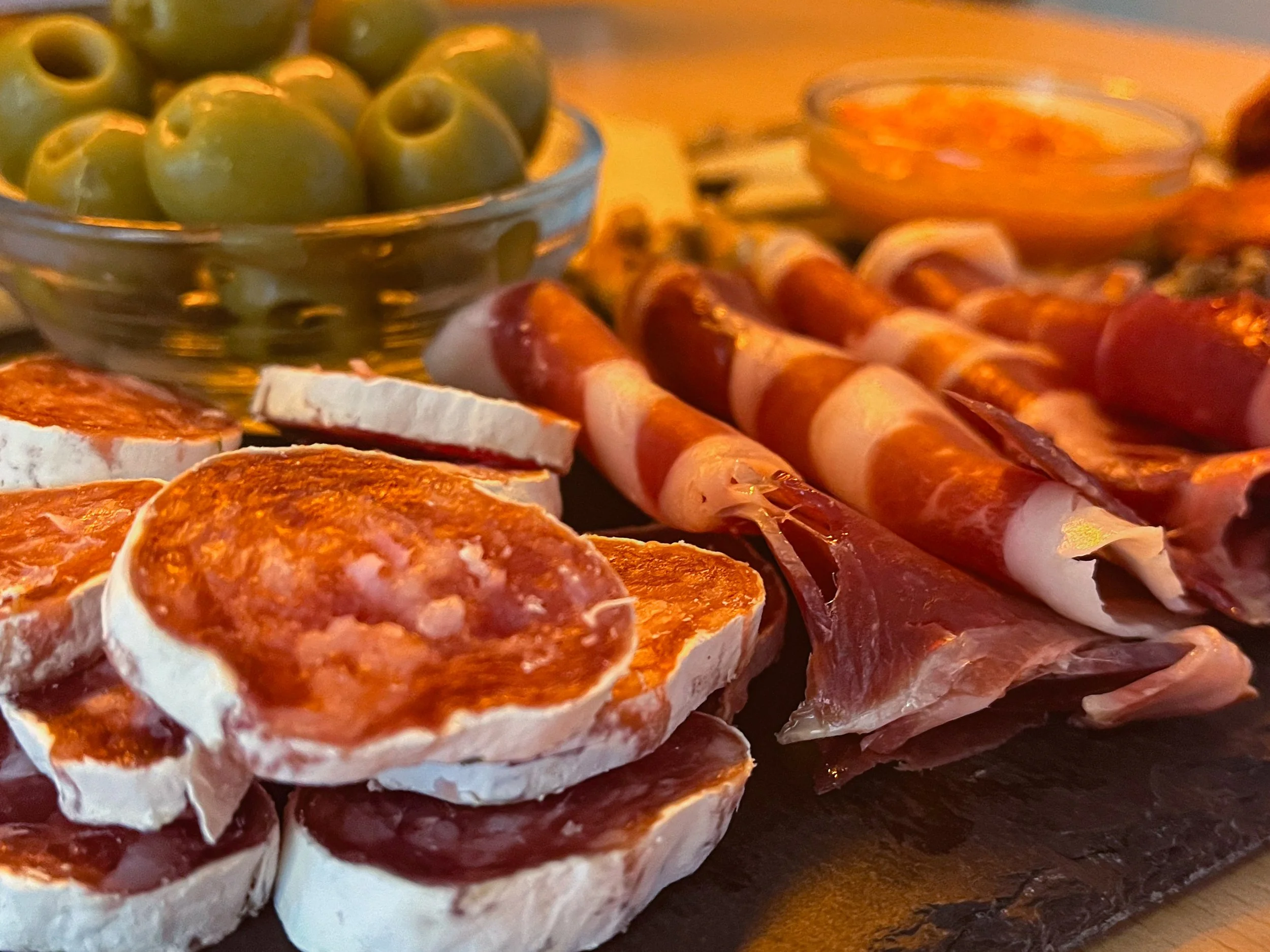 Tabla de quesos y jamón serrano para picar en Parelos Tudela.