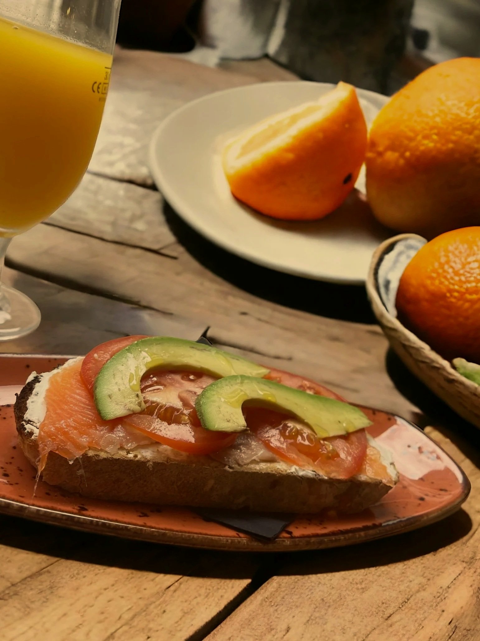 Desayuno casero con café, tostadas y bollería en Parelos.