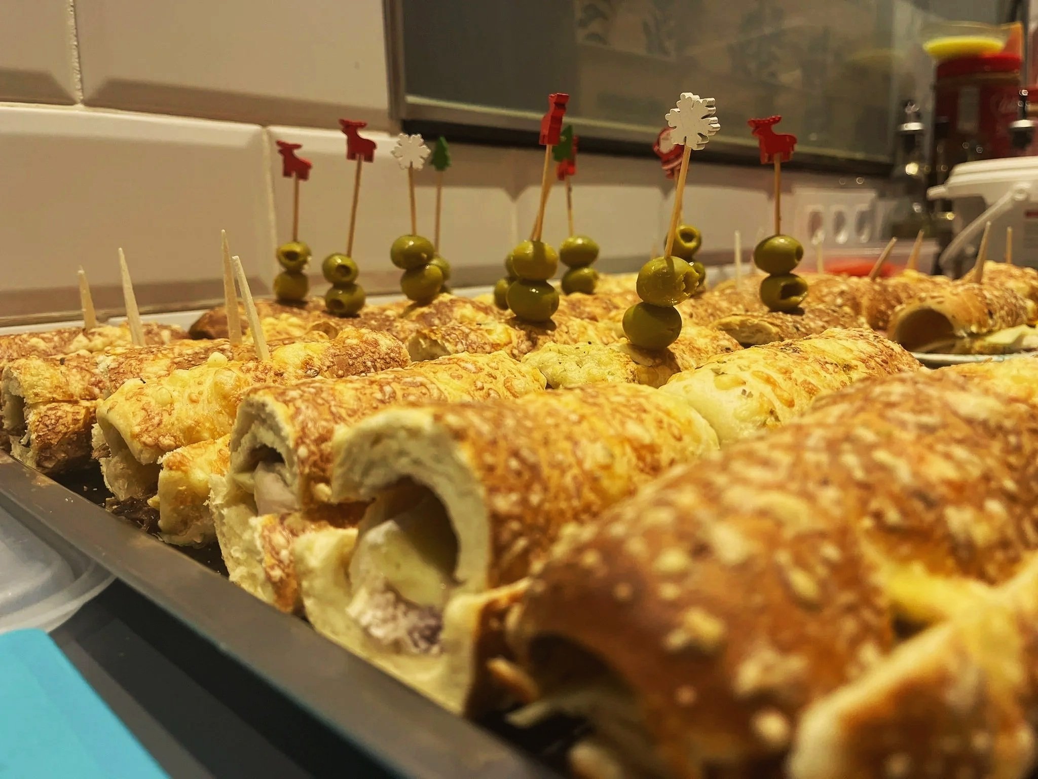 Pinchos caseros con pan artesanal en Parelos Café Bar Tudela.