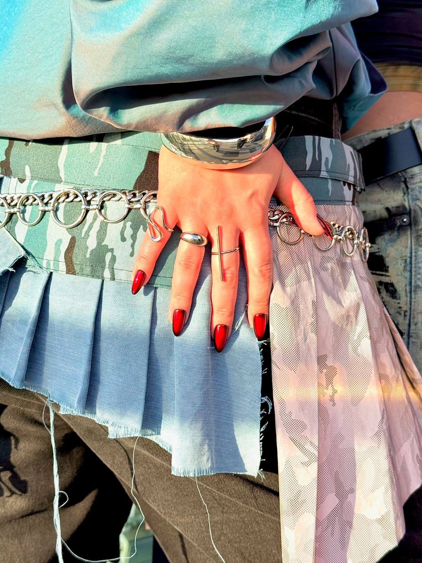 Go ahead and turn up the heat this summer ❤️&zwj;🔥 Leave them something to remember. #dontbemessy

🗓️ General Access to shop our Resonance press-on nail unlocks Monday, June 16th.

💿 Stylist: @lauranapoliello | Model: @ms.lindsey.white #pressonnai