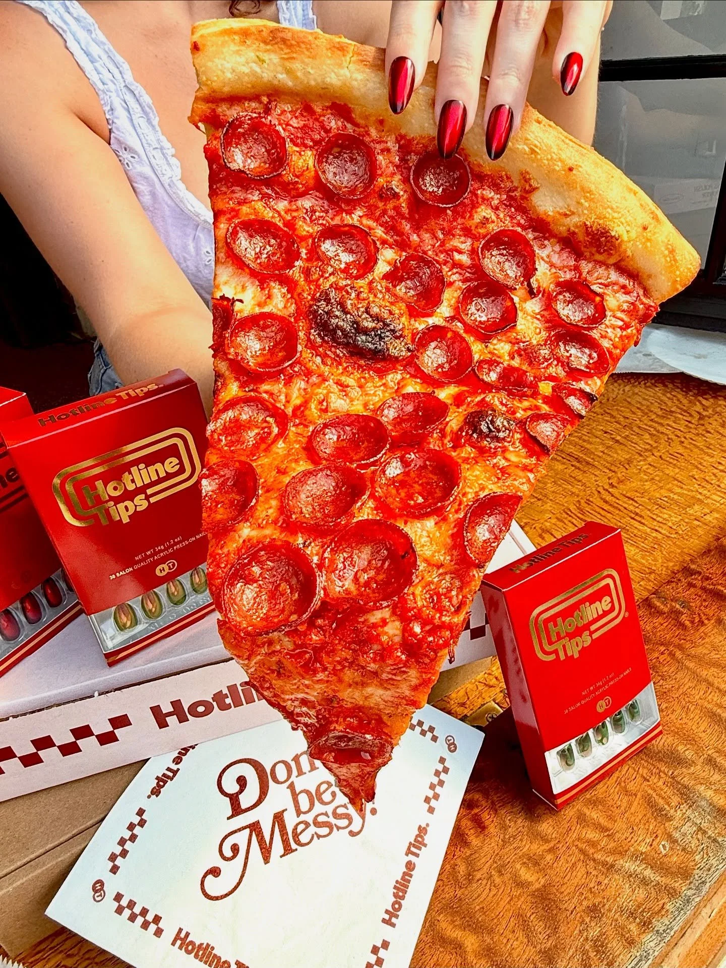 Hot out of the box ❤️&zwj;🔥 and we&rsquo;re not just talking about the pizza 💅🏼

The freshest nails this way ➡️ link in bio

#pressons #pressonnailslovers #dontbemessy #pizzafriday #pizzaparty #nails #chromnails #za #pizzanight