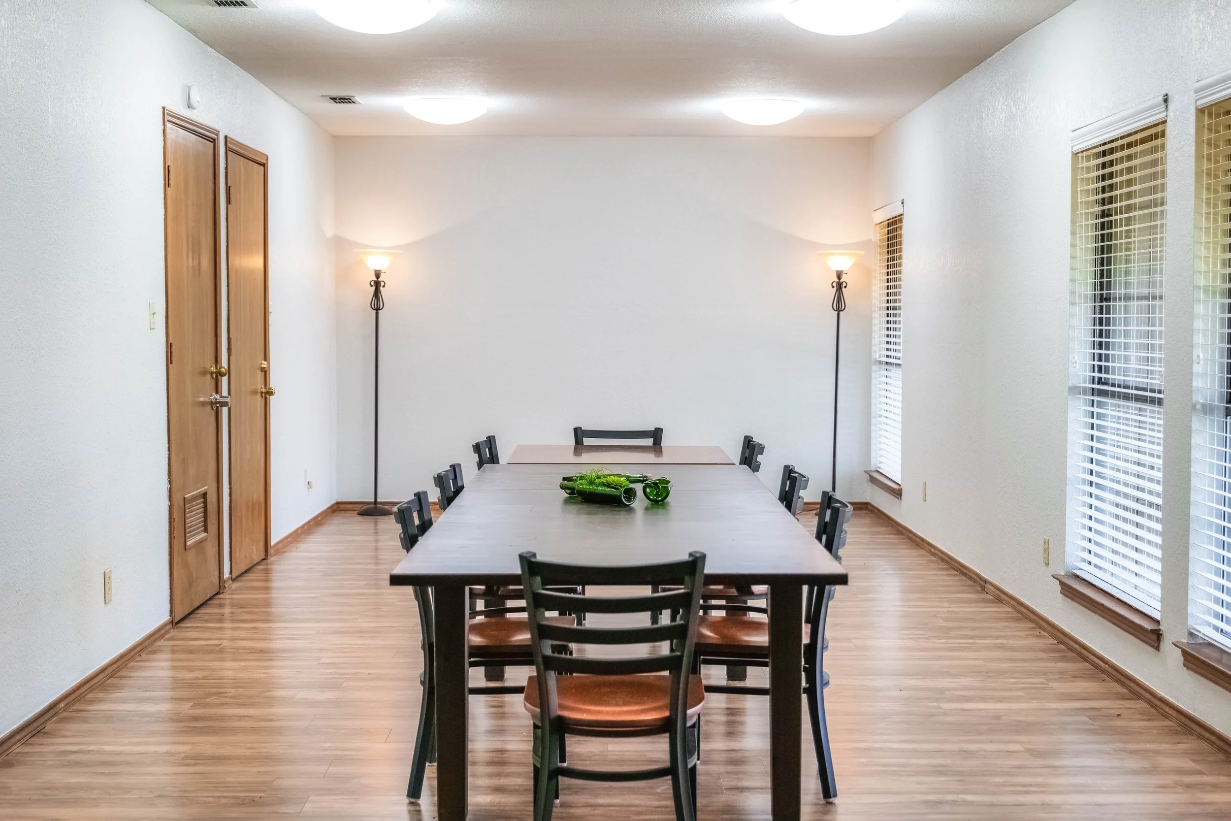 Interior meeting area with table and chairs at 313 Harwood Road, an AFT Commercial office property in Bedford, TX