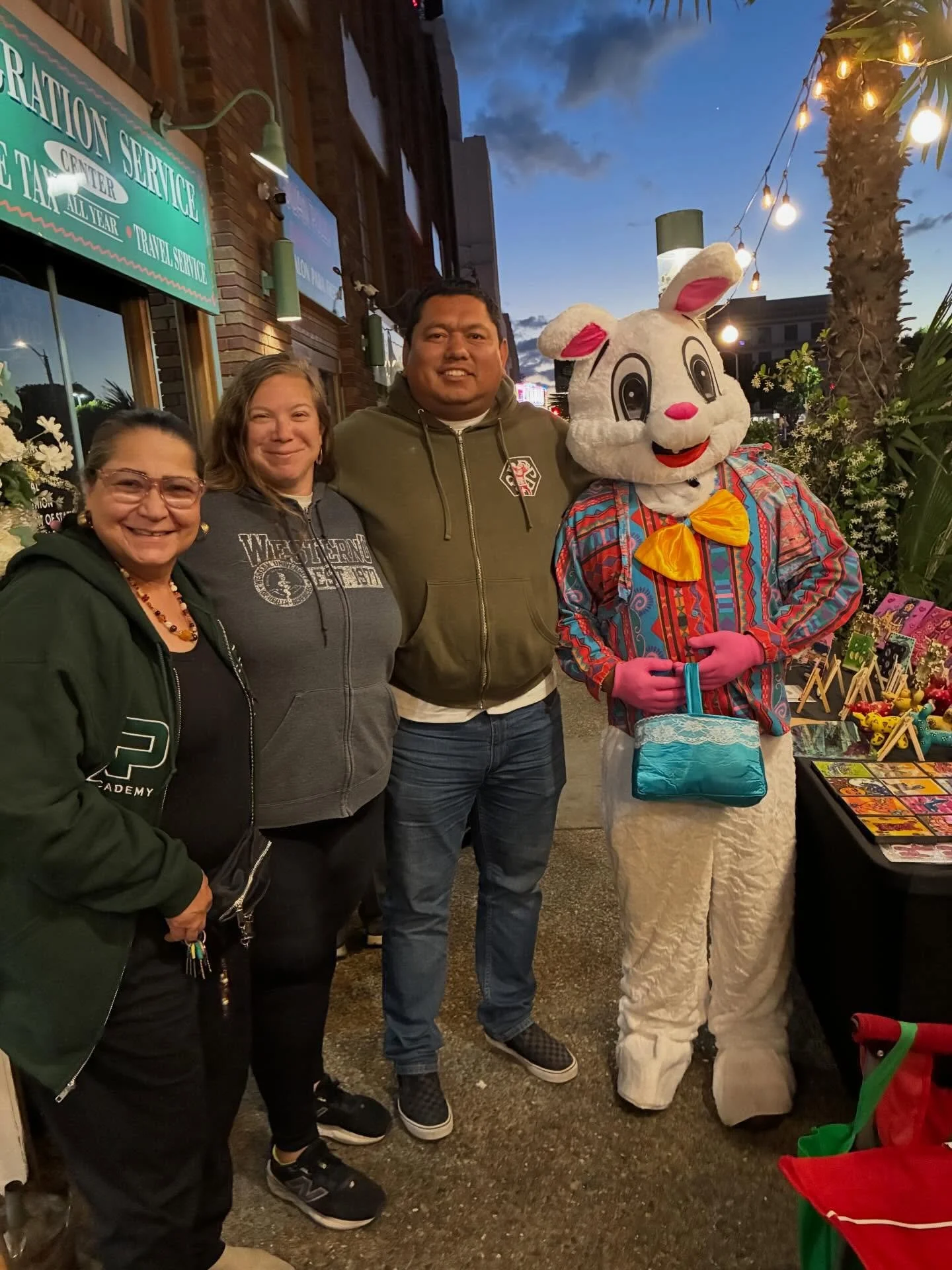 Gracias por visitarnos y apoyar a los artesanos @councilmember_victor_preciado  el d&iacute;a de ayer que celebramos el d&iacute;a internacional del autismo