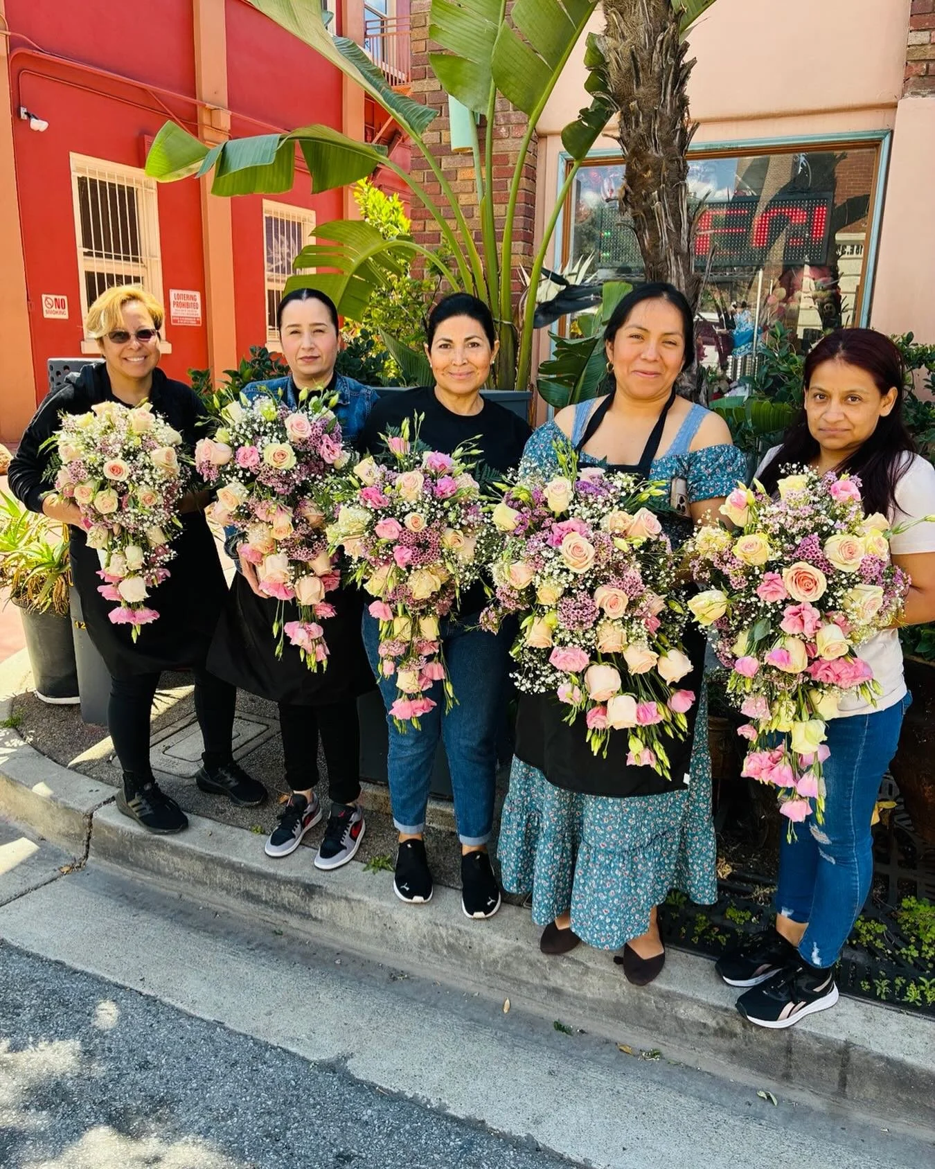 Hoy nuestras alumnas dieron un paso m&aacute;s hacia un nivel profesional&hellip; aprendieron a crear ramos en forma de cascada, uno de los estilos m&aacute;s elegantes, llamativos y mejor pagados en el mundo de la florer&iacute;a.

No es solo un ram