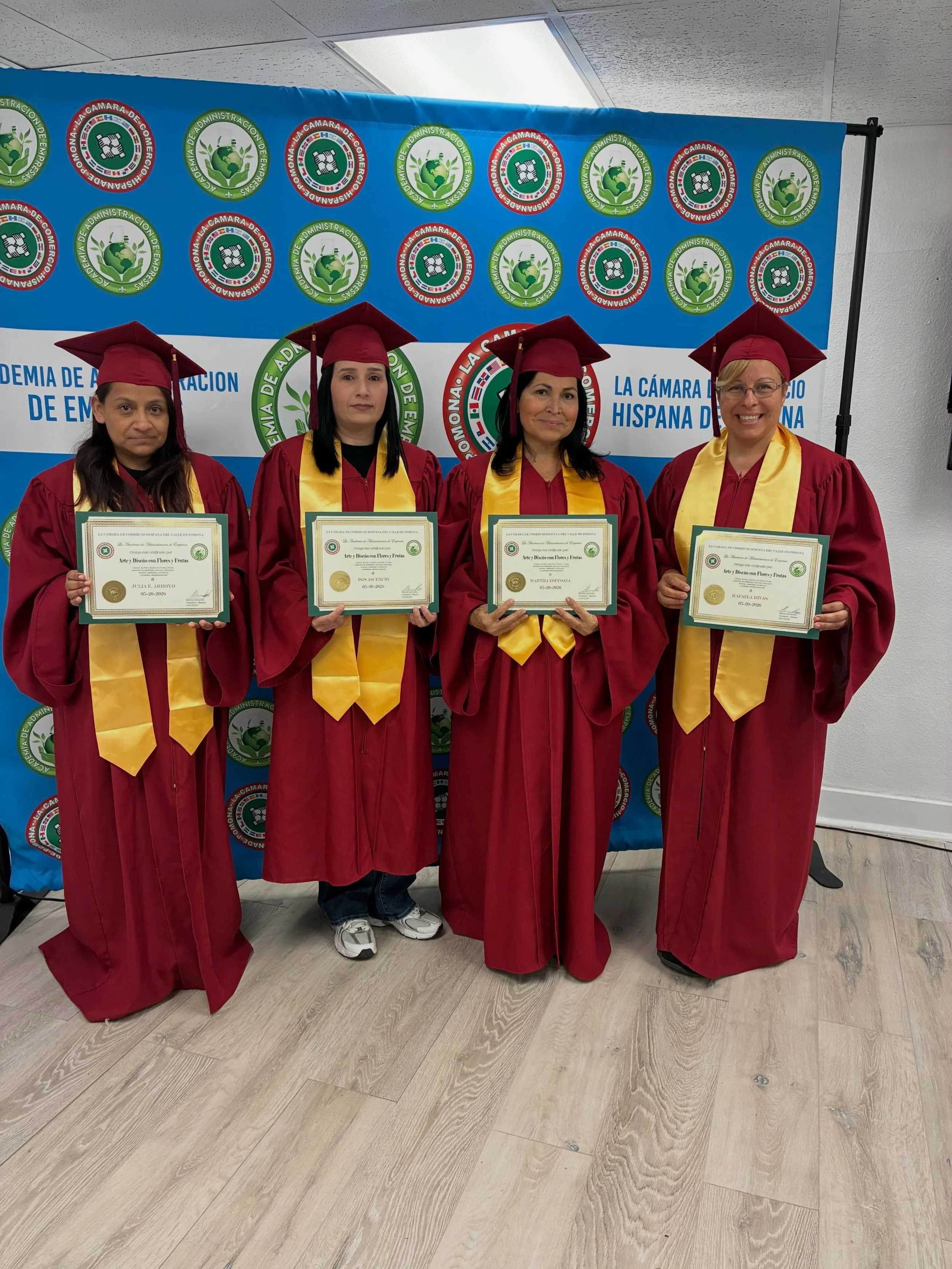 Felicidades graduadas de arte y dise&ntilde;o con flores y frutas