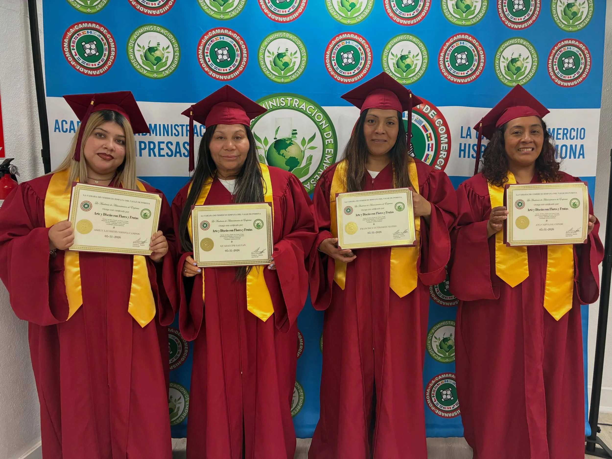 Felicidades graduadas de arte y dise&ntilde;o con flores