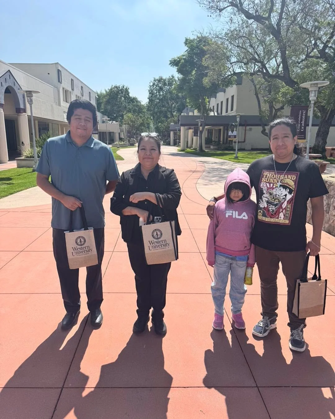 Podr&iacute;as publicar algo as&iacute; en redes sociales:

Hoy tuvimos el honor de visitar las instalaciones de Western University of Health Sciences en Pomona. Fue una experiencia muy enriquecedora conocer de cerca los programas educativos, las cl&